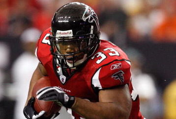 ATLANTA - SEPTEMBER 13:  Michael Turner #33 of the Atlanta Falcons against the Miami Dolphins at Georgia Dome on September 13, 2009 in Atlanta, Georgia.  (Photo by Kevin C. Cox/Getty Images)