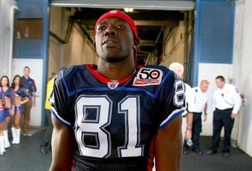 ORCHARD PARK, NY - SEPTEMBER 20:  Terrell Owens #81 of the Buffalo Bills gets ready to take the field against the Tampa Bay Buccaneers at Ralph Wilson Stadium on September 20, 2009 in Orchard Park, New York. Buffalo 33-20. (Photo by Rick Stewart/Getty Images)