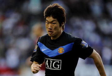 BURNLEY, ENGLAND - AUGUST 19:  Ji-Sung Park of Manchester United in action during the Barclays Premier League match between Burnley and Manchester United at Turf Moor on August 19, 2009 in Burnley, England.  (Photoby Laurence Griffiths/Getty Images)
