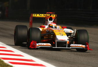 MONZA, ITALY - SEPTEMBER 13:  Fernando Alonso of Spain and Renault drives during the Italian Formula One Grand Prix at the Autodromo Nazionale di Monza on September 13, 2009 in Monza, Italy.  (Photo by Clive Rose/Getty Images)