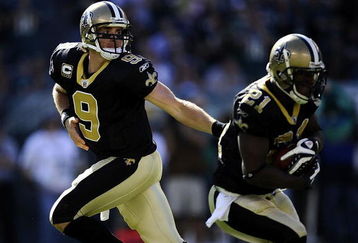 PHILADELPHIA - SEPTEMBER 20:  Drew Brees #9 hands off to Mike Bell #21 of the New Orleans Saints during a game against the Philadelphia Eagles at Lincoln Financial Field on September 20, 2009 in Philadelphia, Pennsylvania.  (Photo by Jeff Zelevansky/Getty Images)
