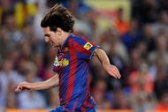 BARCELONA, SPAIN - SEPTEMBER 19:  Lionel Messi of Barcelona runs with the ball during the La Liga match between Barcelona and Atletico Madrid at the Camp Nou Stadium on September 19, 2009 in Barcelona, Spain. Barcelona won the match 5-2.  (Photo by Jasper Juinen/Getty Images)