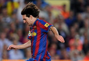 BARCELONA, SPAIN - SEPTEMBER 19:  Lionel Messi of Barcelona runs with the ball during the La Liga match between Barcelona and Atletico Madrid at the Camp Nou Stadium on September 19, 2009 in Barcelona, Spain. Barcelona won the match 5-2.  (Photo by Jasper Juinen/Getty Images)