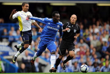 LONDON, ENGLAND - SEPTEMBER 20: Michael Essien of Chelsea battles for the ball with Aaron Lennon of Tottenham Hotspur during the Barclays Premier League match between Chelsea and Tottenham Hotspur at Stamford Bridge on September 20, 2009 in London, England.  (Photo by Shaun Botterill/Getty Images)