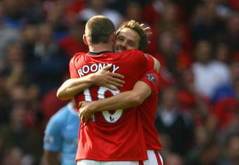 MANCHESTER, ENGLAND - SEPTEMBER 20:  Michael Owen of Manchester United celebrates scoring the winning goal in injury time with team mate Wayne Rooney during the Barclays Premier League match between Manchester United and Manchester City at Old Trafford on September 20, 2009 in Manchester, England.  (Photo by Alex Livesey/Getty Images)