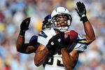 SAN DIEGO - SEPTEMBER 20: Vincent Jackson #83 of the San Diego Chargers catches the ball against Dawan Landry #26 of the Baltimore Ravens at Qualcomm Stadium on September 20, 2009 in San Diego, California.  (Photo by Jacob de Golish/Getty Images)