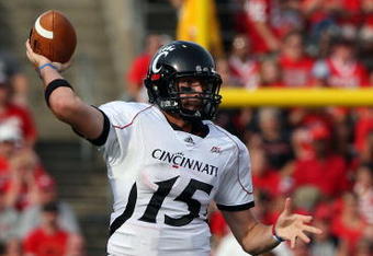 PISCATAWAY, NJ - SEPTEMBER 07:  Tony Pike #15 of the Cincinnati Bearcats throws a pass against the Rutgers Scarlet Knights at Rutgers Stadium on September 7, 2009 in Piscataway, New Jersey.   by Jim McIsaac/Getty Images)  (Photo by Jim McIsaac/Getty Images)
