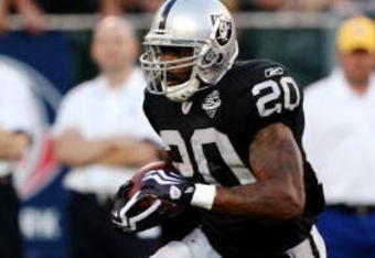 OAKLAND, CA - AUGUST 13:  Darren McFadden #20 of the Oakland Raiders runs the ball against the Dallas Cowboys during the preseason game at Oakland-Alameda County Coliseum on August 13, 2009 in Oakland, California. (Photo by Jed Jacobsohn/Getty Images)