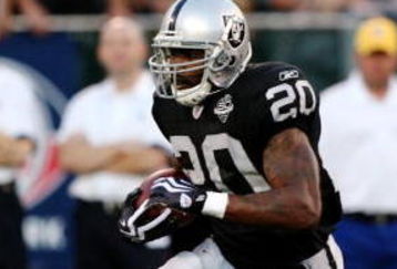OAKLAND, CA - AUGUST 13:  Darren McFadden #20 of the Oakland Raiders runs the ball against the Dallas Cowboys during the preseason game at Oakland-Alameda County Coliseum on August 13, 2009 in Oakland, California. (Photo by Jed Jacobsohn/Getty Images)