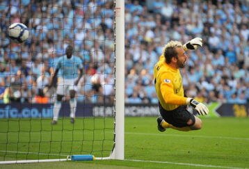MANCHESTER, ENGLAND - SEPTEMBER 12:   Manuel Almunia of Arsenal concedes an own goal as he heads the ball into his own net after it rebounded off the post and hit him during the Barclays Premier League match between Manchester City and Arsenal at the City of Manchester Stadium on September 12, 2009 in Manchester, England. (Photo by Shaun Botterill/Getty Images)