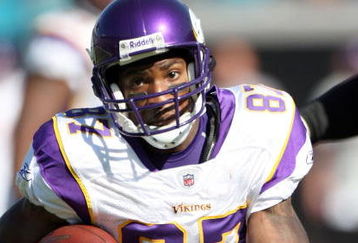JACKSONVILLE, FL - NOVEMBER 23:  Bernard Berrian #87 of the Minnesota Vikings runs after making a reception against the Jacksonville Jaguars during the game at Jacksonville Municipal Stadium on November 23, 2008 in Jacksonville, Florida.  (Photo by Sam Greenwood/Getty Images)
