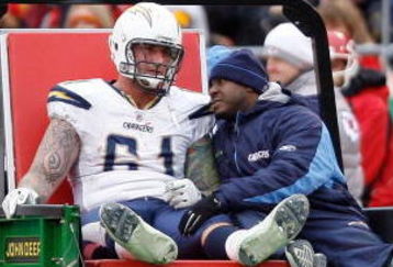 KANSAS CITY, MO - DECEMBER 14:  Nick Hardwick #61 of the San Diego Chargers leaves the field against the Kansas City Chiefs during the game on December 14, 2008 at Arrowhead Stadium in Kansas City, Missouri.  (Photo by Harry How/Getty Images)