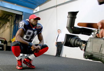 ORCHARD PARK, NY - SEPTEMBER 20: Terrell Owens #81 of the Buffalo Bills gets ready to take the field against the Tampa Bay Buccaneers at Ralph Wilson Stadium on September 20, 2009 in Orchard Park, New York.  (Photo by Rick Stewart/Getty Images)