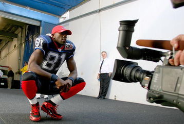 ORCHARD PARK, NY - SEPTEMBER 20: Terrell Owens #81 of the Buffalo Bills gets ready to take the field against the Tampa Bay Buccaneers at Ralph Wilson Stadium on September 20, 2009 in Orchard Park, New York.  (Photo by Rick Stewart/Getty Images)