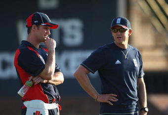 JOHANNESBURG, SOUTH AFRICA - SEPTEMBER 23:  Andrew Strauss of England has a chat with Andy Flower the England coach during the England nets session at the University of Witswatersrand on September 23, 2009 in Johannesburg, South Africa.  (Photo by Tom Shaw/Getty Images)