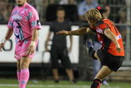 TOULON, FRANCE - AUGUST 14: Jonny Wilkinson of Toulon kicks a conversion during the Top 14 match between Toulon and Stade Francais Stade Mayol on August 14, 2009 in Toulon, France. (Photo by Stuart Morton/Getty Images)