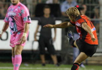 TOULON, FRANCE - AUGUST 14: Jonny Wilkinson of Toulon kicks a conversion during the Top 14 match between Toulon and Stade Francais Stade Mayol on August 14, 2009 in Toulon, France. (Photo by Stuart Morton/Getty Images)