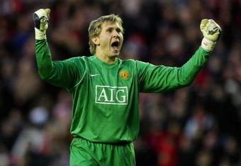 SUNDERLAND, UNITED KINGDOM - DECEMBER 26:  Tomasz Kuszczak of Manchester United celebrates the second goal during the Barclays Premier League match between Sunderland and Manchester United at The Stadium of Light on December 26, 2007 in Sunderland, England.  (Photo by Laurence Griffiths/Getty Images)