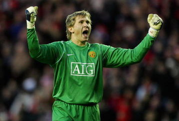 SUNDERLAND, UNITED KINGDOM - DECEMBER 26:  Tomasz Kuszczak of Manchester United celebrates the second goal during the Barclays Premier League match between Sunderland and Manchester United at The Stadium of Light on December 26, 2007 in Sunderland, England.  (Photo by Laurence Griffiths/Getty Images)