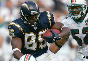 SAN DIEGO, CA -  DECEMBER 11: Antonio Gates #85 of the San Diego Chargers carries the ball during the game against the Miami Dolphins on December 11, 2005 at Qualcomm Stadium in San Diego, California. The Dolphins won 23-21. (Photo by Donald Miralle/Getty Images)