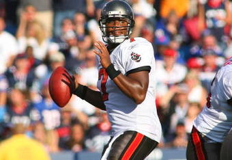 ORCHARD PARK, NY - SEPTEMBER 20:  Byron Leftwich #7 of the Tampa Bay Buccaneers readies to pass against the Buffalo Bills at Ralph Wilson Stadium on September 20, 2009 in Orchard Park, New York. Buffalo won 33-20.  (Photo by Rick Stewart/Getty Images)