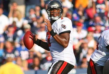 ORCHARD PARK, NY - SEPTEMBER 20:  Byron Leftwich #7 of the Tampa Bay Buccaneers readies to pass against the Buffalo Bills at Ralph Wilson Stadium on September 20, 2009 in Orchard Park, New York. Buffalo won 33-20.  (Photo by Rick Stewart/Getty Images)