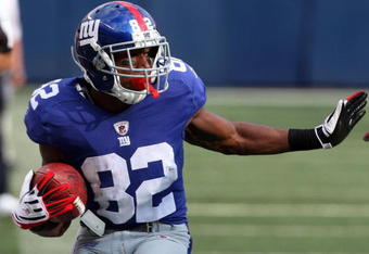 EAST RUTHERFORD, NJ - SEPTEMBER 13:  Mario Manningham #82 of the New York Giants runs in a second quarter touchdown against the Washington Redskins on September 13, 2009 at Giants Stadium in East Rutherford, New Jersey.  (Photo by Jim McIsaac/Getty Images)