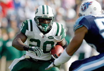 NASHVILLE, TN - NOVEMBER 23:  Thomas Jones #20 of the New York Jets carries the ball during the game against the Tennessee Titans at LP Field on November 23, 2008 in Nashville, Tennessee. (Photo by Kevin C. Cox/Getty Images)