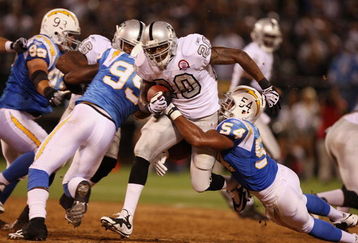 OAKLAND, CA - SEPTEMBER 14:  Darren McFadden #20 of the Oakland Raiders runs the ball against Stephen Cooper #54 of the San Diego Chargers on September 14, 2009 at the Oakland-Alameda County Coliseum in Oakland, California.  (Photo by Ezra Shaw/Getty Images)