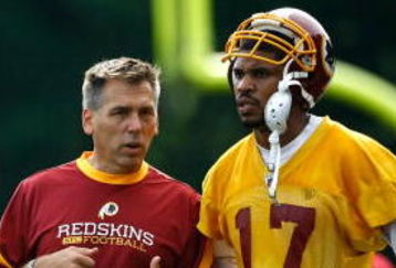ASHBURN, VA - JULY 30:  Washington Redskins Head Coach Jim Zorn (C) talks with quarterback Jason Campbell (#17) during opening day of training camp July 30, 2009 in Ashburn, Virginia.  (Photo by Win McNamee/Getty Images)