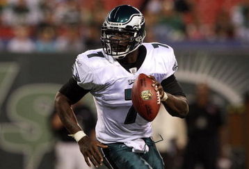 EAST RUTHERFORD, NJ - SEPTEMBER 03:  Michael Vick #7 of the Philadelphia Eagles looks to throw a pass against the New York Jets on September 3, 2009 at Giants Stadium in East Rutherford, New Jersey. The Jets defeated the Eagles 38-27.  (Photo by Jim McIsaac/Getty Images)