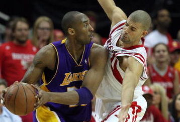 HOUSTON - MAY 14:  Guard Kobe Bryant #24 of the Los Angeles Lakers dribbles the ball past Shane Battier #31 of the Houston Rockets in Game Six of the Western Conference Semifinals during the 2009 NBA Playoffs at Toyota Center on May 14, 2009 in Houston, Texas. NOTE TO USER: User expressly acknowledges and agrees that, by downloading and or using this photograph, User is consenting to the terms and conditions of the Getty Images License Agreement.  (Photo by Ronald Martinez/Getty Images)