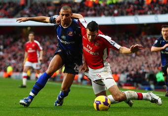 LONDON - FEBRUARY 21:  Anton Ferdinand of Sunderland is challenged by Robin Van Persie of Arsenal during the Barclays Premier League match between Arsenal and Sunderland at Emirates Stadium on February 21, 2009 in London, England.  (Photo by Phil Cole/Getty Images)