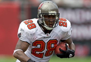 TAMPA, FL - SEPTEMBER 13:  Running back Derrick Ward #28 of the Tampa Bay Buccaneers runs the ball against the Dallas Cowboys during the game at Raymond James Stadium on September 13, 2009 in Tampa, Florida.  (Photo by J. Meric/Getty Images)
