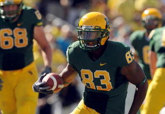 EUGENE, OR - SEPTEMBER 26: Ed Dickson #83 of the Oregon Ducks heads upfield with a catch in the third quarter of the game against the California Bears at Autzen Stadium on September 26, 2009 in Eugene, Oregon. Dickson scored three touchdowns as the Ducks upset the Bears 42-3.(Photo by Steve Dykes/Getty Images)