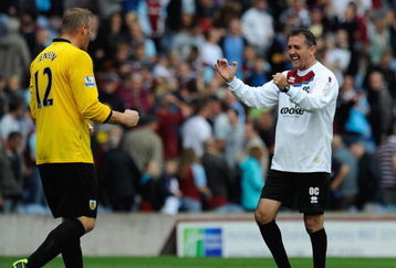 BURNLEY, ENGLAND - AUGUST 23:  Burnley Manager Owen Coyle celebrates with Brian Jensen at the end of the Barclays Premier League match between Burnley and Everton at Turf Moor on August 23, 2009 in Burnley, England.  (Photo by Michael Regan/Getty Images)