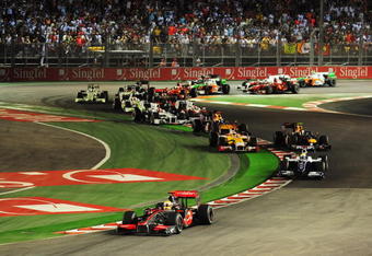 SINGAPORE - SEPTEMBER 27:  Lewis Hamilton of Great Britain and McLaren Mercedes leads the field at the start of the Singapore Formula One Grand Prix at the Marina Bay Street Circuit on September 27, 2009 in Singapore.  (Photo by Clive Mason/Getty Images)
