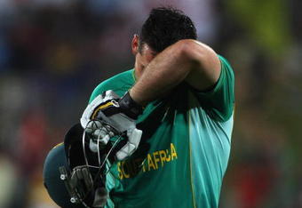 CENTURION, SOUTH AFRICA - SEPTEMBER 27:  Graeme Smith of South Africa walks off after his dismissal during the  ICC Champions Trophy group B match between South Africa and England at Centurion on September 27, 2009 in Centurion, South Africa.  (Photo by Tom Shaw/Getty Images)