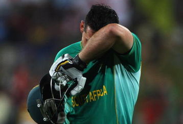 CENTURION, SOUTH AFRICA - SEPTEMBER 27:  Graeme Smith of South Africa walks off after his dismissal during the  ICC Champions Trophy group B match between South Africa and England at Centurion on September 27, 2009 in Centurion, South Africa.  (Photo by Tom Shaw/Getty Images)