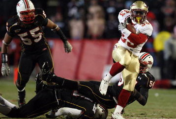COLLEGE PARK, MD - NOVEMBER 22:  Carlton Jones #33 of the Florida State Seminoles runs the ball past Adrian Moten #54 of the Maryland Terrapins on November 22, 2008 at Byrd Stadium in College Park, Maryland.  (Photo by Jim McIsaac/Getty Images)
