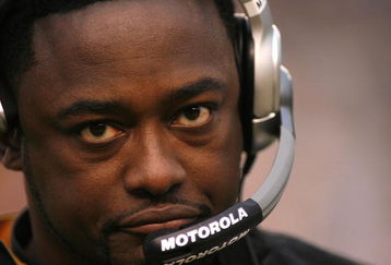 PITTSBURGH - NOVEMBER 11:  Mike Tomlin, head coach of the Pittsburgh Steelers watches play against the Cleveland Browns at Heinz Field November 11, 2007 in Pittsburgh, Pennsylvania. The Steelers won 31-28.  (Photo by Rick Stewart/Getty Images)