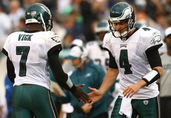 PHILADELPHIA - SEPTEMBER 27: Michael Vick #7 of the Philadelphia Eagles substitutes with team mate Kevin Kolb #4 against the Kansas City Chiefs on September 27, 2009 at Lincoln Financial Field in Philadelphia, Pennsylvania.  (Photo by Chris McGrath/Getty Images)