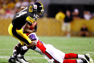 PITTSBURGH - AUGUST 29: Wide Reciever Limas Sweed #14 of the Pittsburgh Steelers makes the catch  against corner back Leodis McKelvin #28 of the Buffalo Bills at Heinz Field on August 29, 2009 in Pittsburgh, Pennsylvania. (Photo by Gregory Shamus/Getty Images)