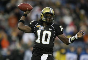NASHVILLE, TN - DECEMBER 31:  Larry Smith #10 of the Vanderbilt Commodores passes against the Boston College Eagles during the Gaylord Hotels Music City Bowl at LP Field on December 31, 2008 in Nashville, Tennessee.  (Photo by Andy Lyons/Getty Images)