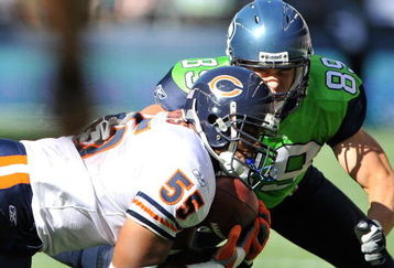SEATTLE - SEPTEMBER 27:  Linebacker Lance Briggs #55 of the Chicago Bears makes an interception against  John Carlson #89 of the Seattle Seahawks on September 27, 2009 at Qwest Field in Seattle, Washington. The Bears defeated the Seahawks 25-19. (Photo by Otto Greule Jr/Getty Images)