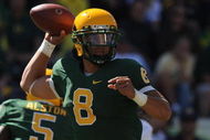 EUGENE, OR - SEPTEMBER 26: Jeremiah Masoli #8 of the Oregon Ducks sets to throw a pass in the second quarter of the game against the California Bears at Autzen Stadium on September 26, 2009 in Eugene, Oregon.. The Ducks upset the Bears 42-3. (Photo by Steve Dykes/Getty Images)