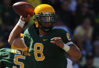 EUGENE, OR - SEPTEMBER 26: Jeremiah Masoli #8 of the Oregon Ducks sets to throw a pass in the second quarter of the game against the California Bears at Autzen Stadium on September 26, 2009 in Eugene, Oregon.. The Ducks upset the Bears 42-3. (Photo by Steve Dykes/Getty Images)