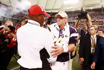 MINNEAPOLIS, MN - SEPTEMBER 27: Quarterback Brett Favre #4 of the Minnesota Vikings shakes hands with head coach Mike Singletary of the San Francisco 49ers after the game at Hubert H. Humphrey Metrodome on September 27, 2009 in Minneapolis, Minnesota. Favre threw a 32-yard pass for a touchdown with two seconds left in the game to win 27-24. (Photo by Genevieve Ross/Getty Images)