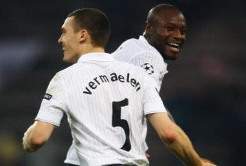 LIEGE, BELGIUM - SEPTEMBER 16:  Thomas Vermaelen of Arsenal celebrates his goal with William Gallas during the UEFA Champions League Group H match between Standard Liege and Arsenal at the Sclessin Stadium on September 16, 2009 in Liege, Belgium.  (Photo by Jamie McDonald/Getty Images)