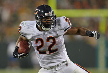 GREEN BAY, WI - SEPTEMBER 13: Matt Forte #22 of the Chicago Bears runs against the Green Bay Packers on September 13, 2009 at Lambeau Field in Green Bay, Wisconsin. The Packers defeated the Bears 21-15. (Photo by Jonathan Daniel/Getty Images)